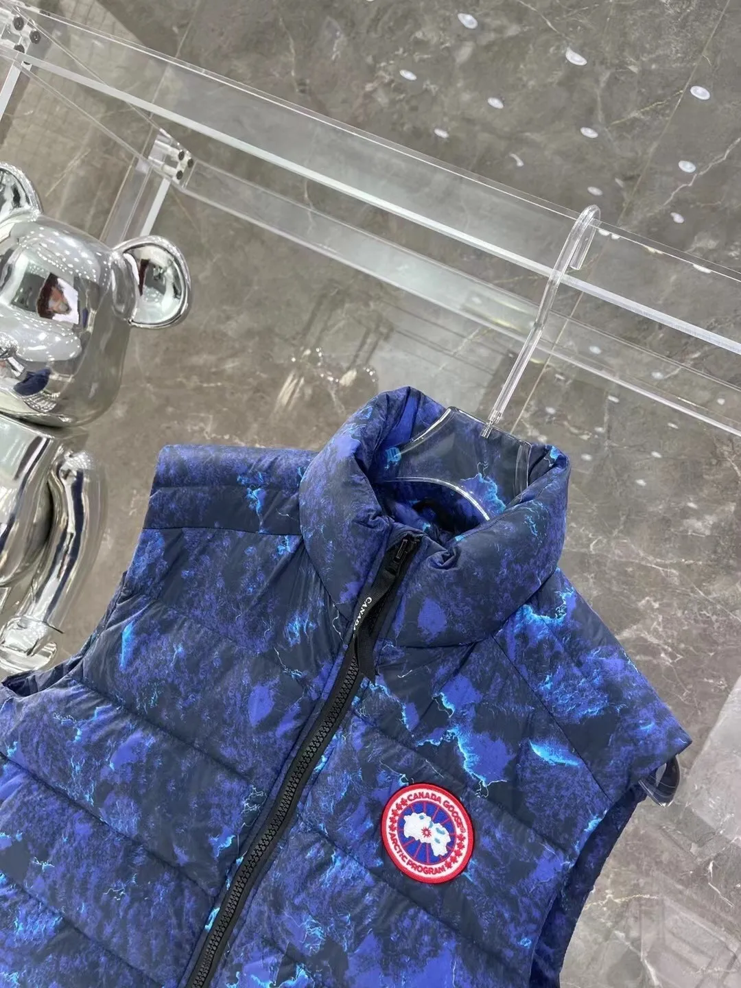P480 top version Canadian brand vest new model Canada Goose has always been recognized as the warmest down jacket. Various Instagram celebrities, Internet celebrities, and celebrities often wear it for street photos. I make Canada Goose every year, but I still can’t get rid of my love for it. No matter how cold the days are, there is no need to be afraid, because there is! Filled with 90% white duck down, it is the legendary warmest down jacket and is known as a must-have for Arctic outdoor sports! The most popular down jacket in the world, celebrities are rushing to buy it, it is a must-have! Same style for men and women Size: xs ~ xxl